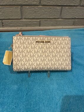 (NWT). Michael Kors Signature MK Zip Pouch in Beige with Pink Trim